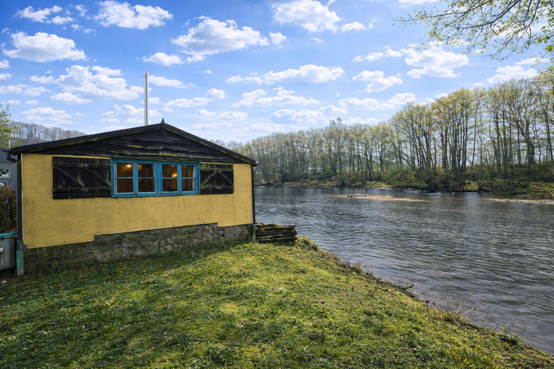 A VENDRE - Chassepierre - Bien insolite - Sudimmo